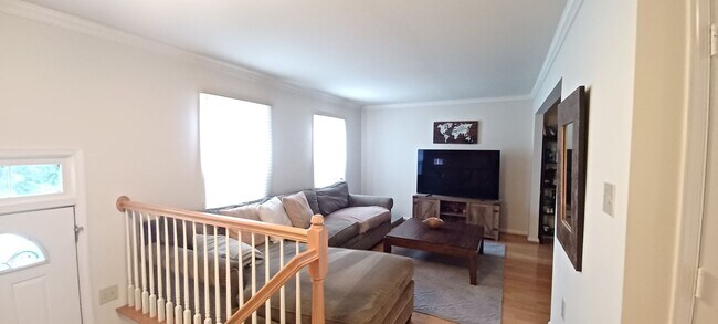 Building Photo - Luxurious And Spacious 3 Bed 2 Bath Brick ...
