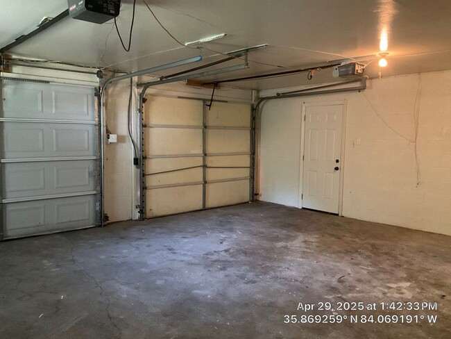 Building Photo - 3 Bedroom / 2.5 Bath House Available Now