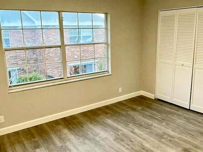 Building Photo - 413 N Cypress Dr