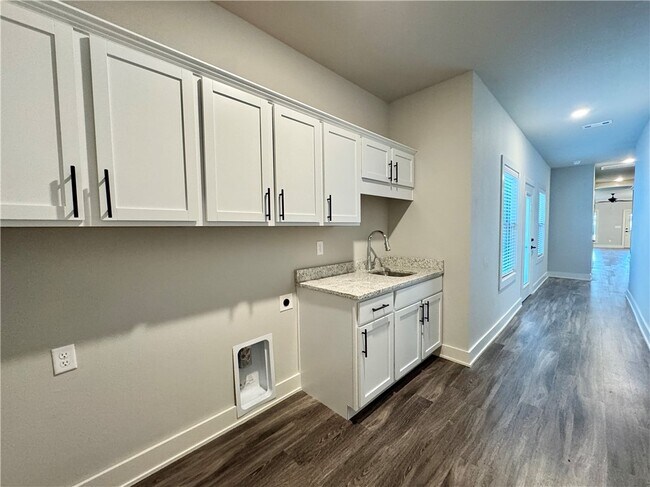 Building Photo - 832 NE Hts Ln