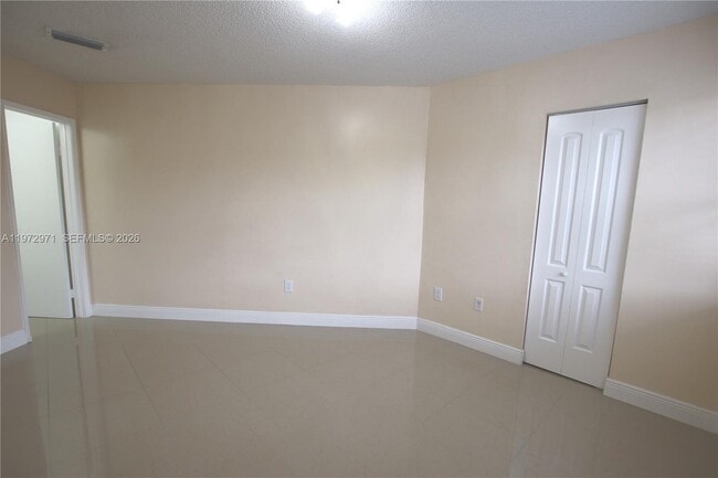 Building Photo - 690 W Park Dr