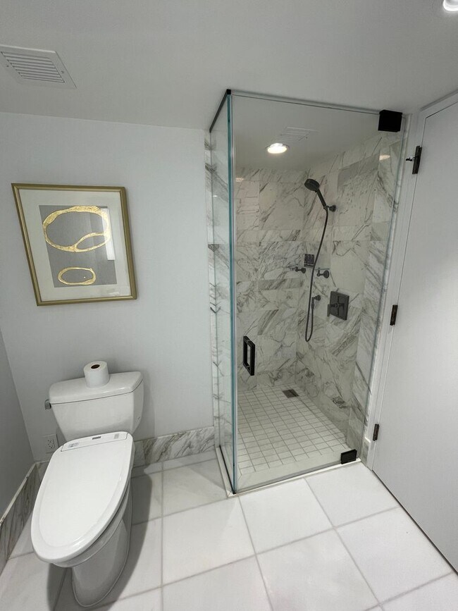 Building Photo - Rarely Available 1 Bed 2 Bath Long-Term in...
