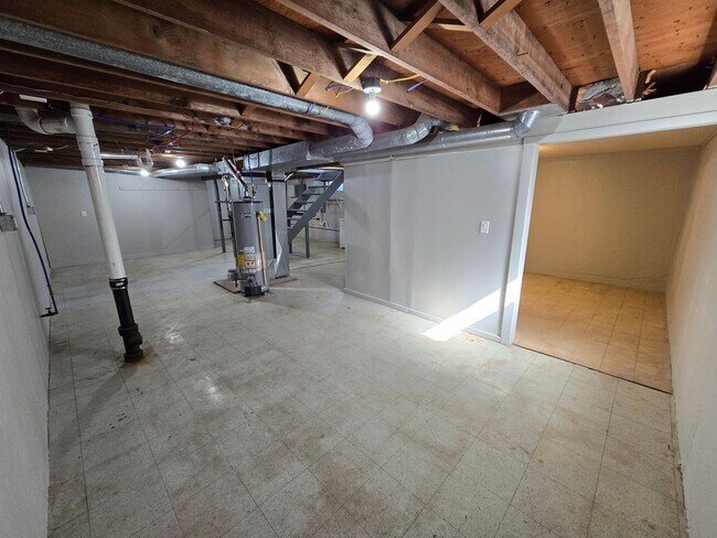 Building Photo - 3-4 bedroom ranch with attached garage, fe...