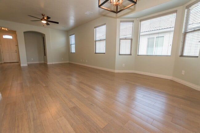 Building Photo - Gorgeous 4 Bedroom 2 Bathroom Home! Centra...