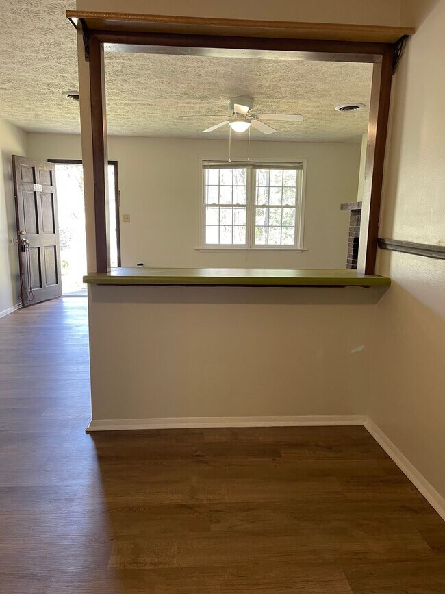 Building Photo - 2 bedroom 1 bath duplex is located off Whitehead Rd!