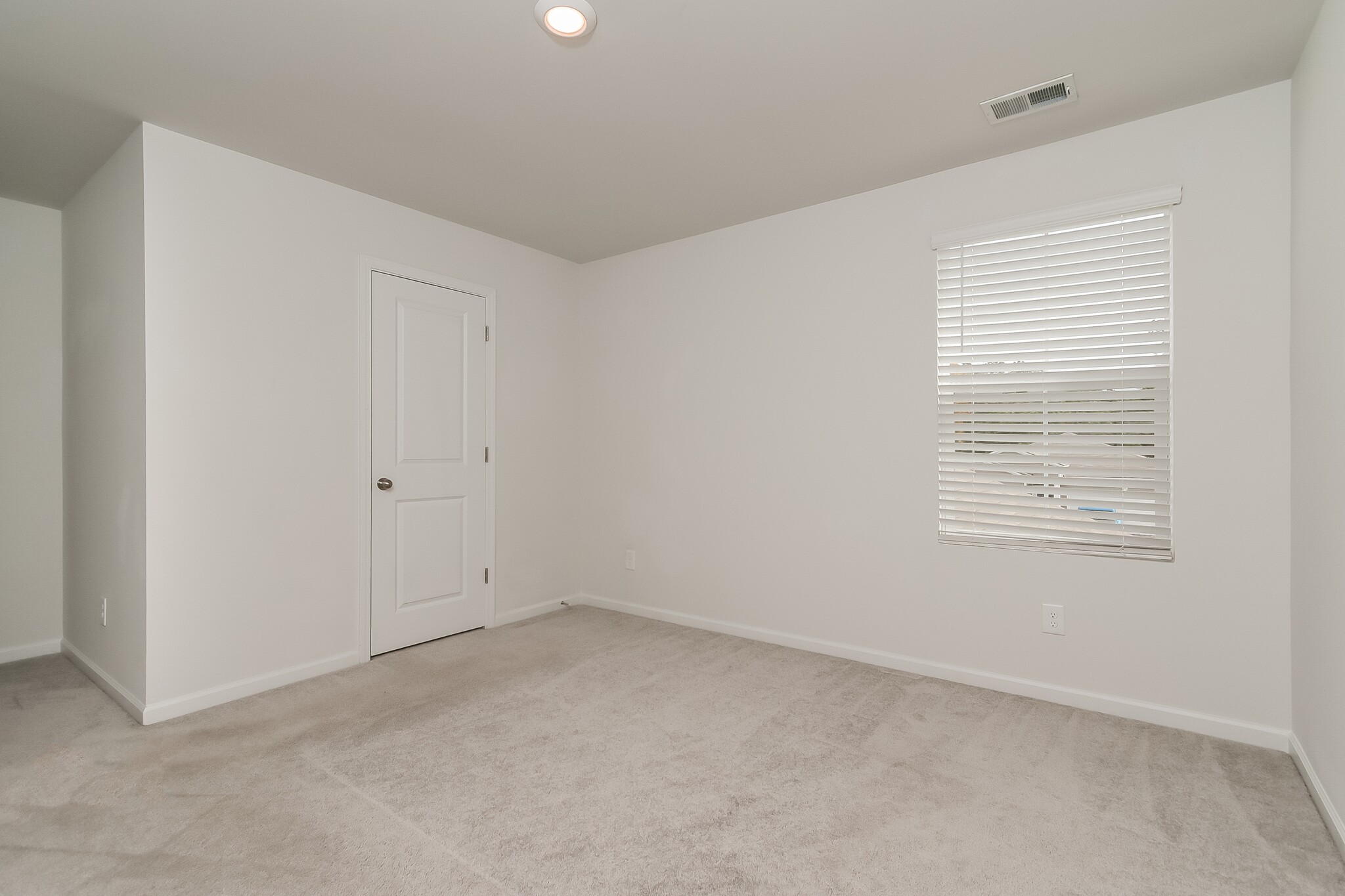 Building Photo - 2760 Desert Rose St