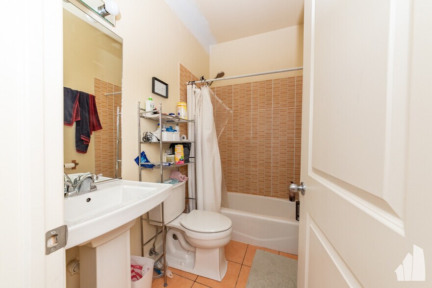 Building Photo - 1133 W Addison St