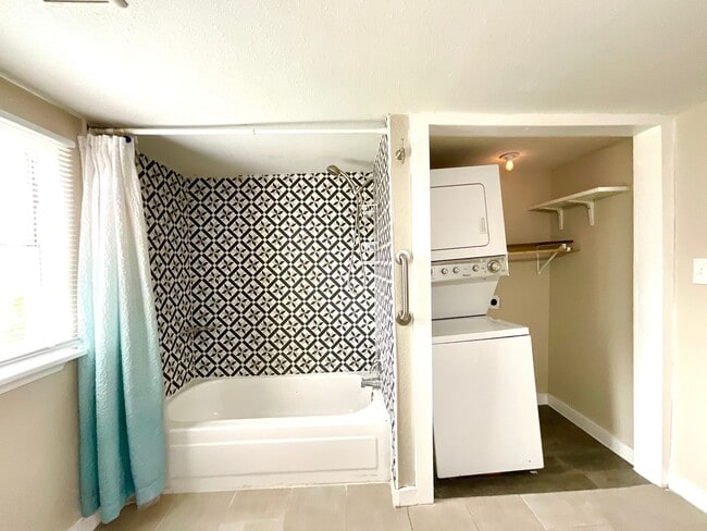 Building Photo - Spacious 2-Bedroom Home Steps from Restaur...