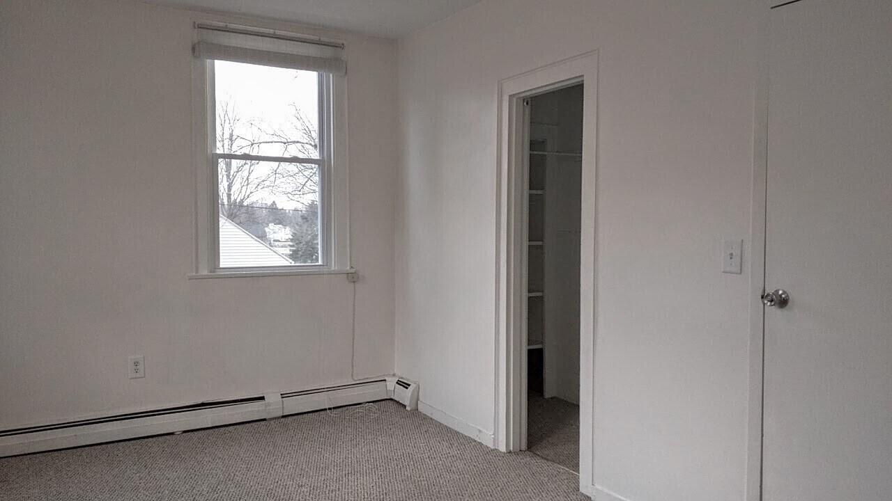 Main Bedroom with small walk-in closet - 100 N Main St