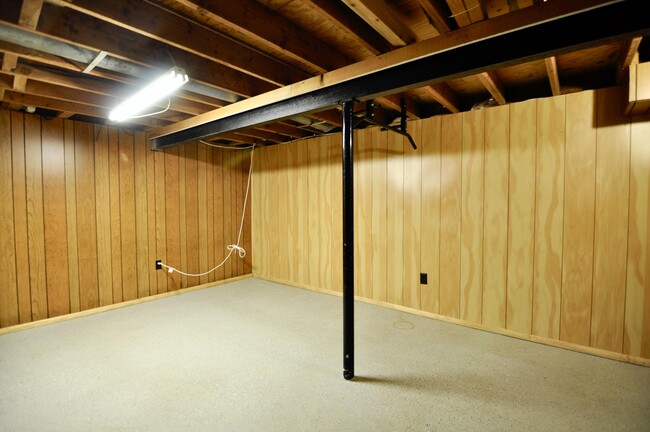 Building Photo - 3479 Burbank Dr
