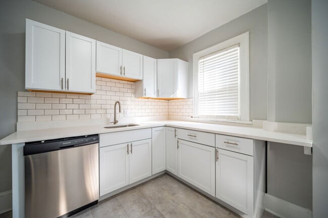 Building Photo - 828 Dennison Ave