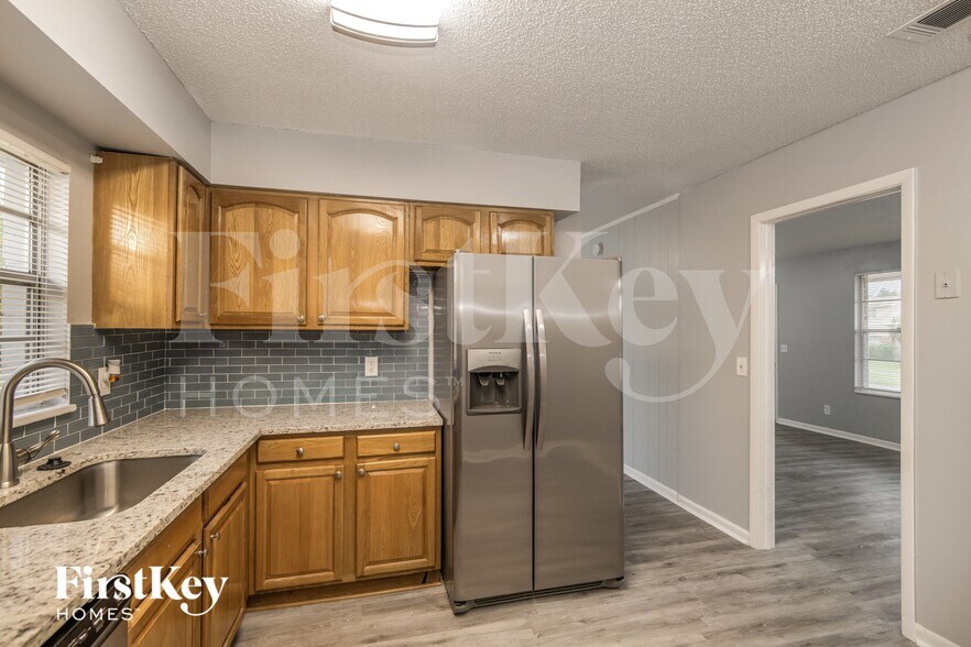 Building Photo - 8704 Country Creek Blvd