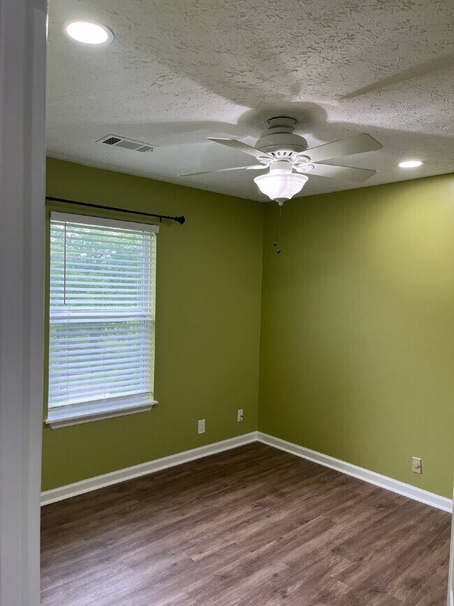 Building Photo - "Charming Franklin Retreat: 3-Bedroom Have...