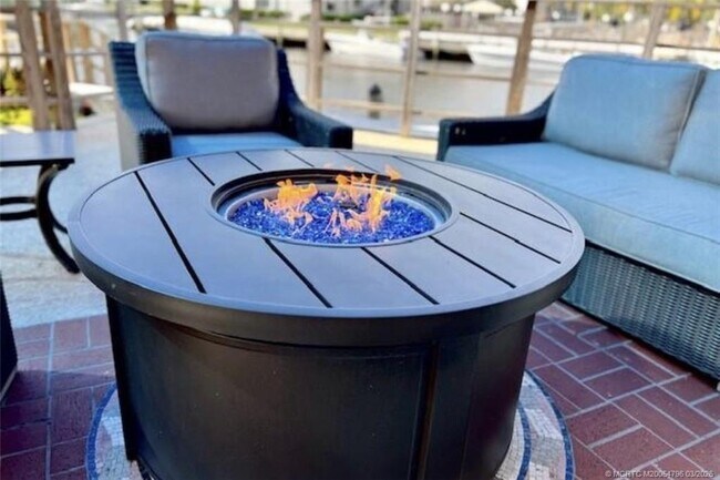 Building Photo - 1950 SW Palm City Rd