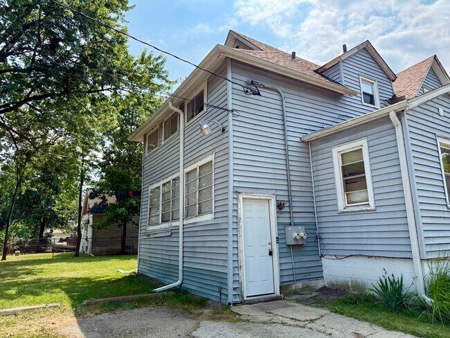 Building Photo - 1801 Victoria Ave