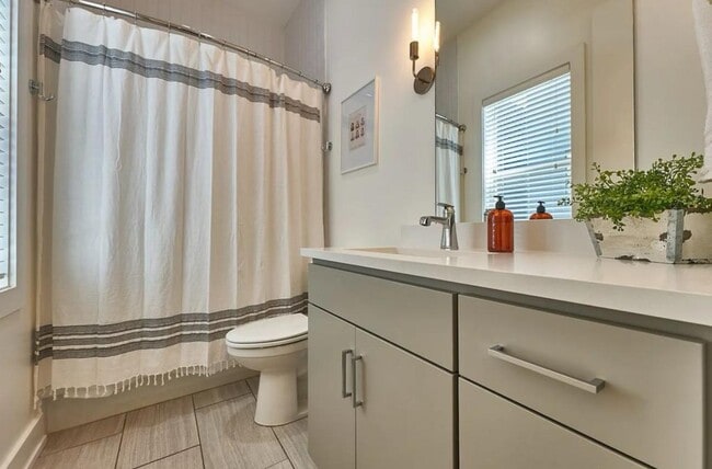 Building Photo - 2718 Delaware Ave