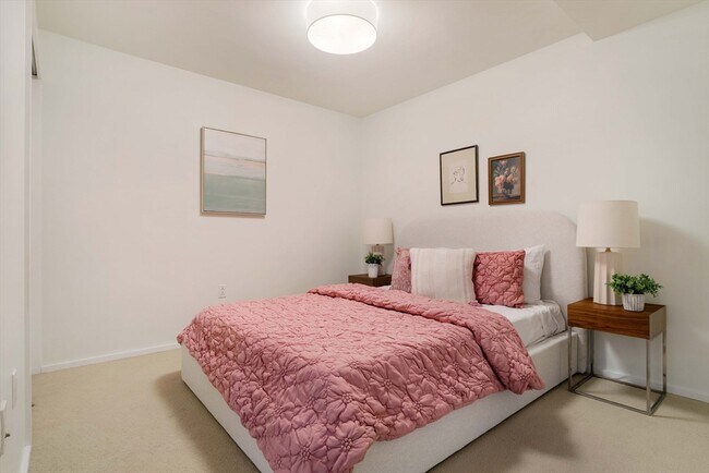 Building Photo - 2 Earhart St