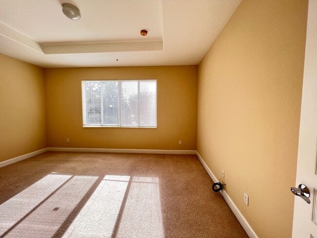 Building Photo - Great townhouse -  available now!
