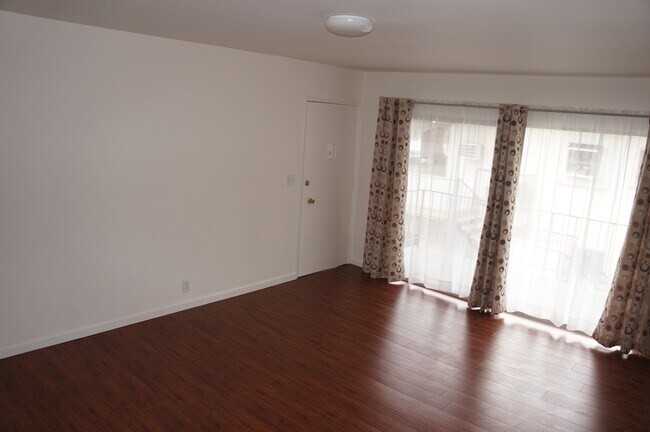 Large bedroom - 4207 Franklin Ave