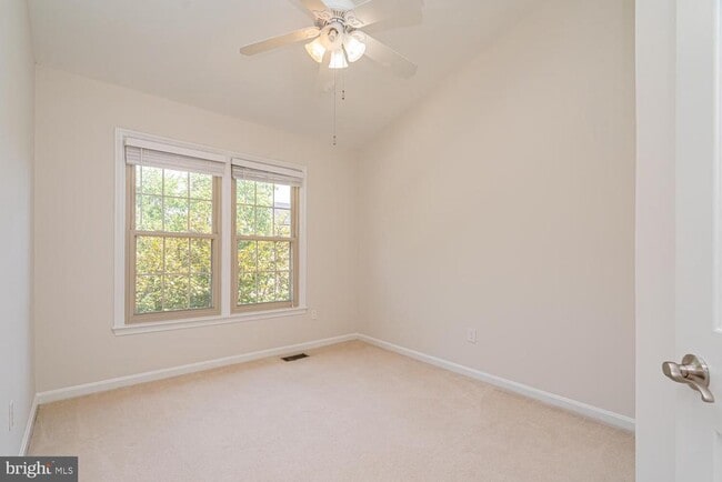 Building Photo - 1275 Quaker Hill Dr