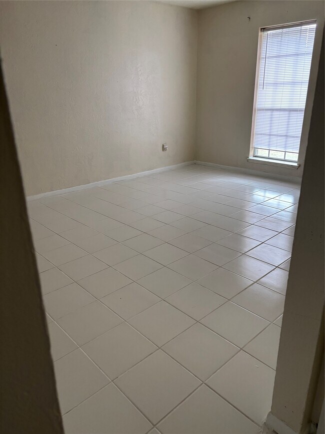 Building Photo - 2210 Buchanan Dr