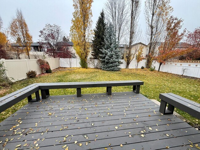 Building Photo - Stunning 3 Bed 2 Bath Eagle Ridge Home w/ Large Fenced Backyard and Raised Deck!