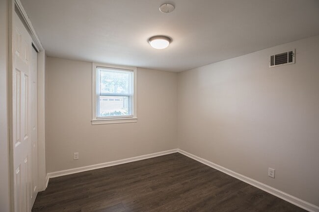 Building Photo - Spacious 3 Bedroom, 2 Bathroom Lower Level...