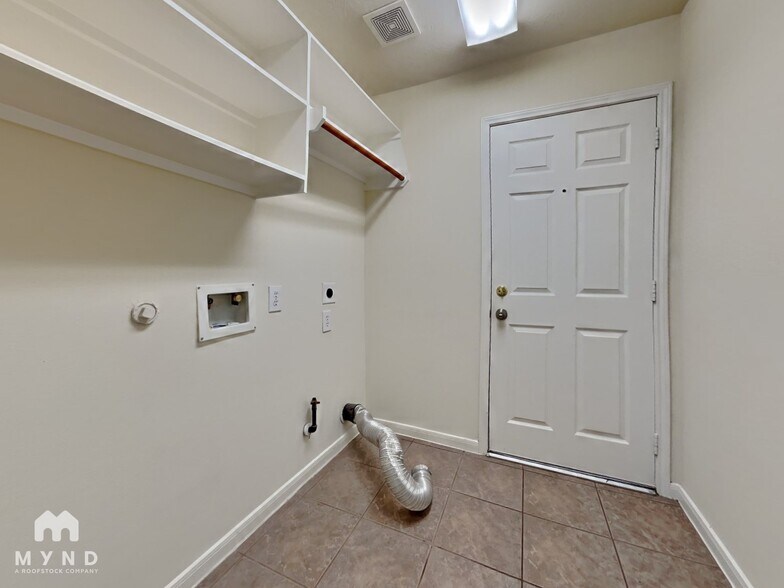 Building Photo - 7711 Summer Shore Dr