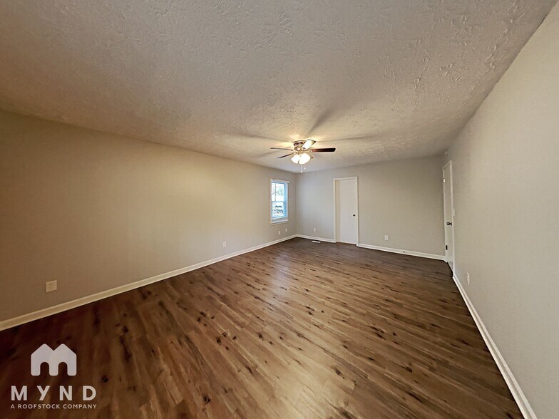 Building Photo - 3709 Summit Dr NW