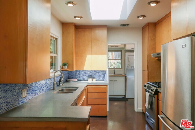 Building Photo - 846 Silver Lake Blvd