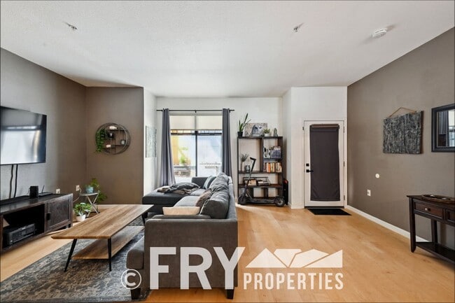 Building Photo - Spacious 1 bedroom Main Floor Condo in RiNo