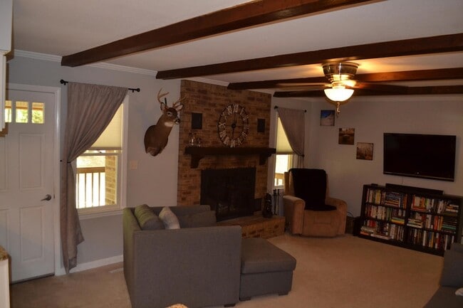 Building Photo - 861 Hawthorne Dr