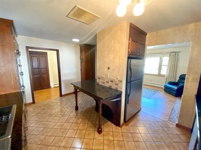 Building Photo - 5 Bedroom Home in Essex Junction! Available 7/1