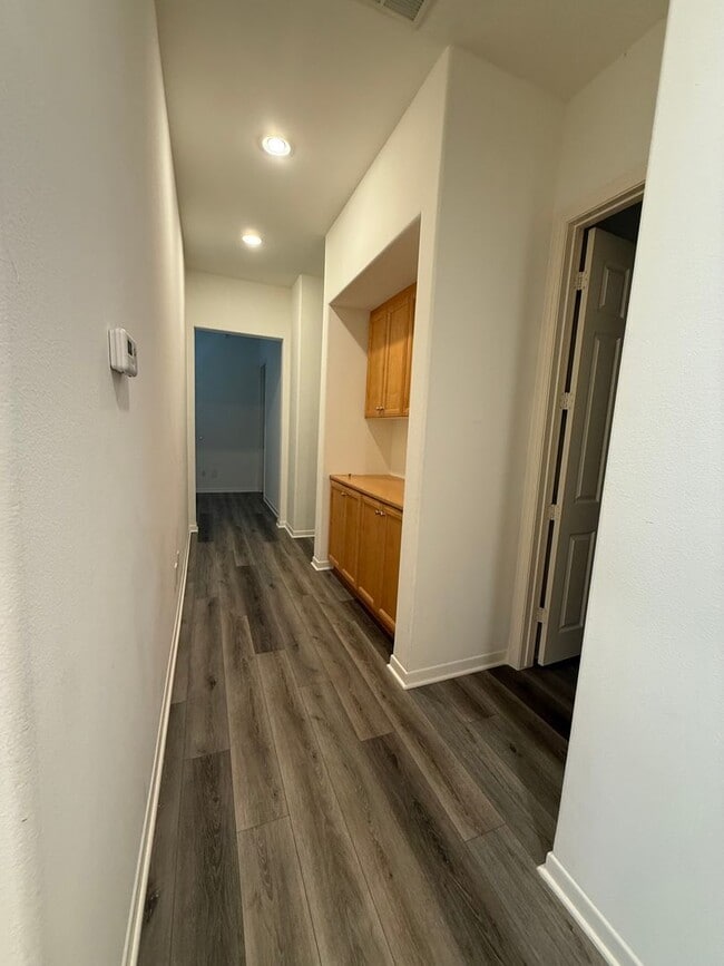 Building Photo - 4 bed, 3 1/2 bath beautiful home Wood Ranc...