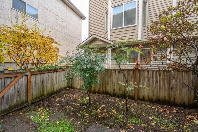 Building Photo - Lake City Living at Its Best Spacious 3BR Townhome with Garage & Easy I-5 Access