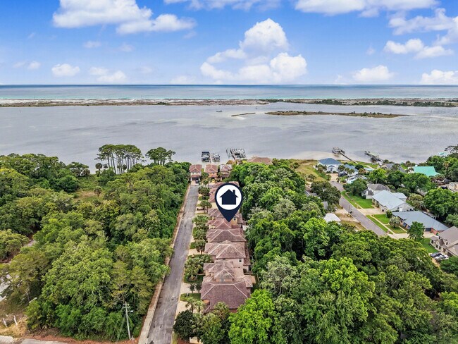 Building Photo - 490 Soundview Ct