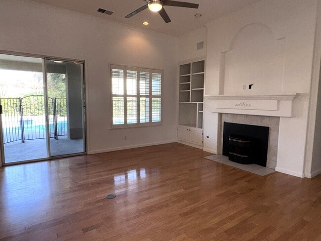 Building Photo - 553 W Fallbrook Ave