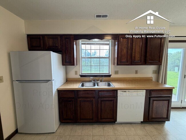 Building Photo - 617 Westview Dr