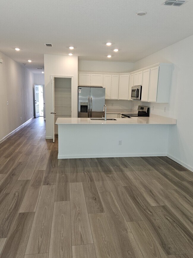 Building Photo - 717 Holly Lakes Dr