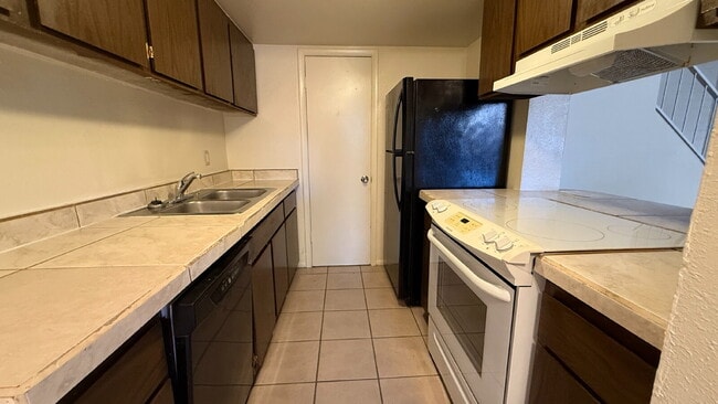 Building Photo - "Charming 2-Bedroom Townhouse in Phoenix -...