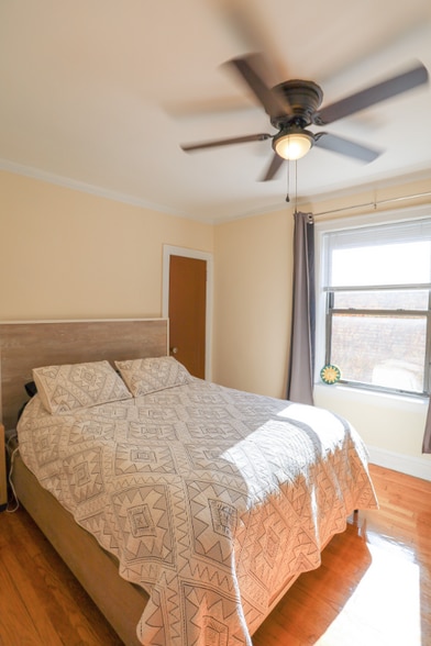 Building Photo - 4628 N Wolcott Ave