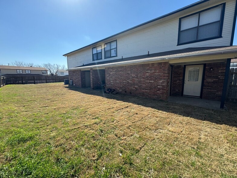 Building Photo - 1203 Monroe Loop