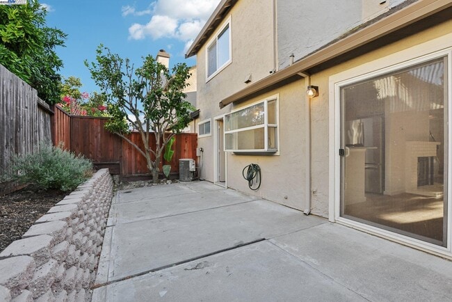 Building Photo - 2039 Alexander Ct