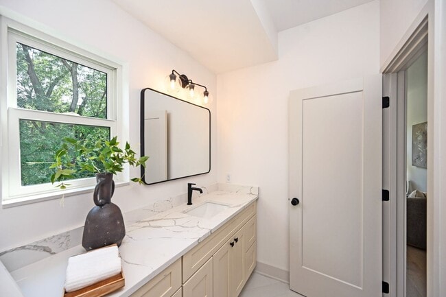 Building Photo - 3 Bed, 3.5 Bath - Modern, sleek & steps fr...