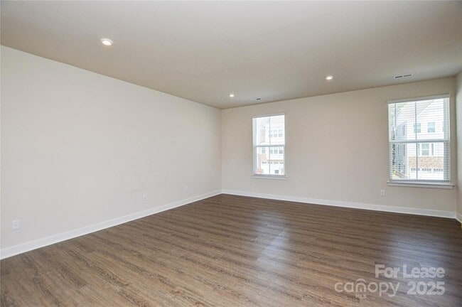 Building Photo - 9833 Oaklawn Blvd NW