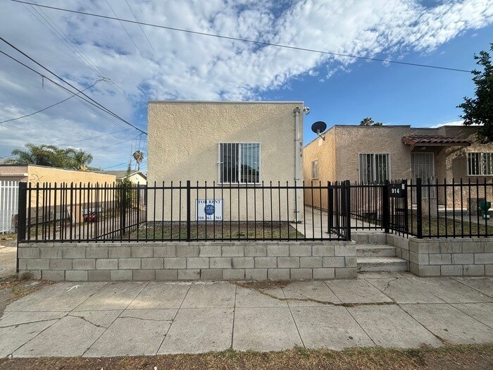 Building Photo - 916 W 88th St