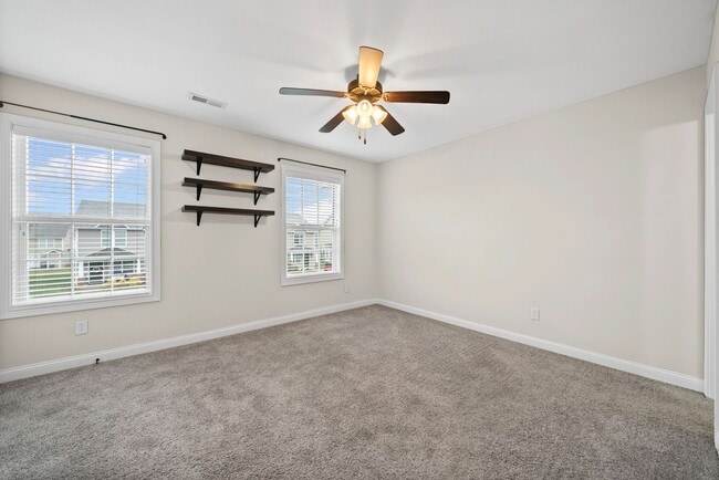 Building Photo - 2 Bedroom Condo For Rent With Community Swimming Pool!