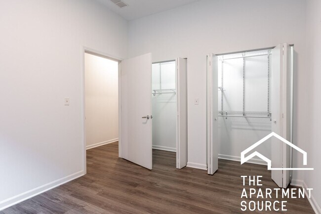 Building Photo - Spacious South Loop 2Bed/2Bath feat. Updated Kitchen & Large Patio!