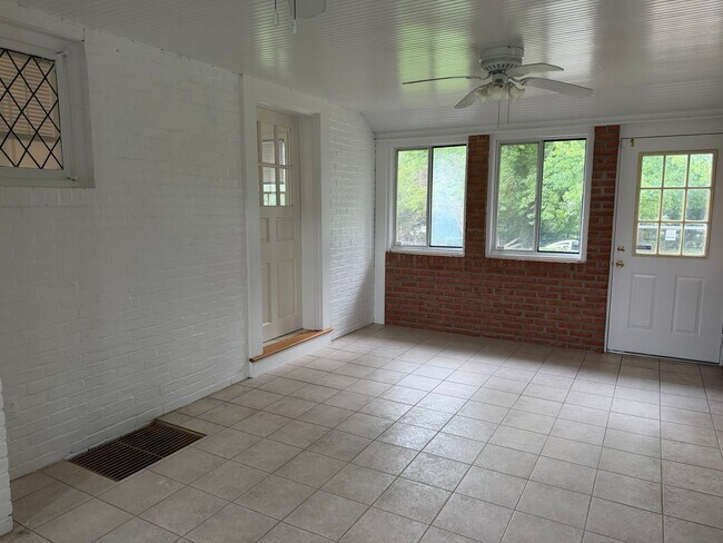 Building Photo - 9220 Quintana Dr