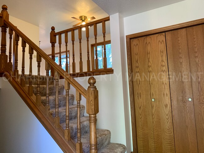 Building Photo - SPACIOUS 3 BD 2 BA HOUSE ON SOUTHEAST SIDE OF SIOUX FALLS